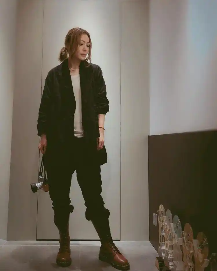 田蕊妮展示女人四十魅力,以优雅穿搭散发气质!