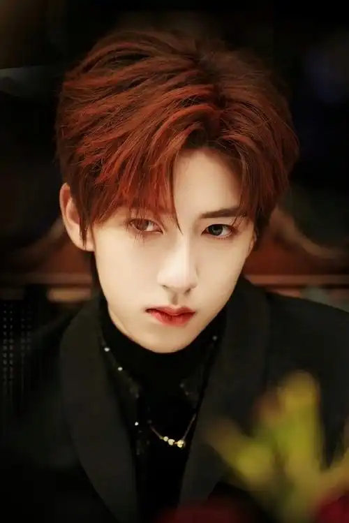 贺峻霖染银发#是任何发色都能轻松驾驭的百变小贺爱豆感十足 帅气值