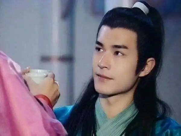 2,林依晨,学霸果然多是近视,据说由于读书姿势不正确,林依晨国小2年级