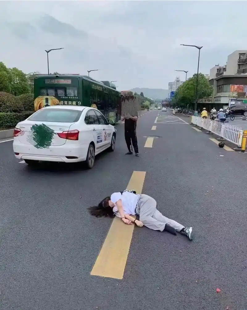 南京苜蓿园大街骑电瓶车女子被网约车撞倒,头盔都撞飞!