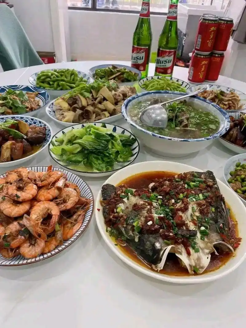 这就是公公过生日在饭店吃的饭菜,一桌子餐标为380块钱,结果饭局期间