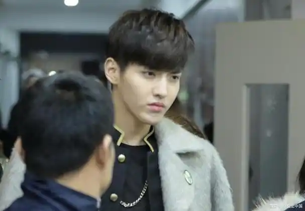 吴亦凡入狱一年频上热搜背后勾当令人发指