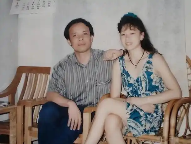 但是陈永妍始终不离不弃地,陪着李宁度过一次又一次艰难的时光.