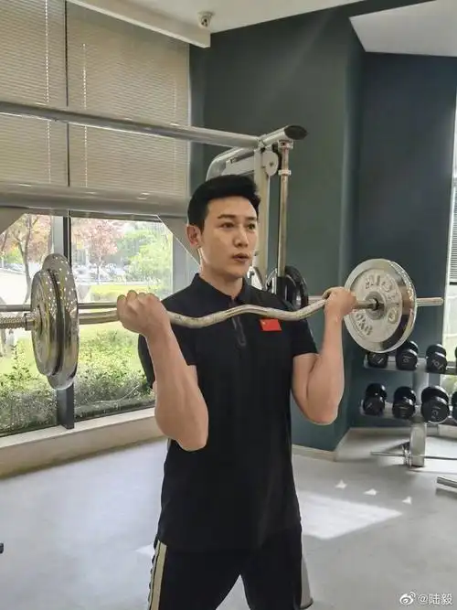 视频中.陆毅秀出结实的手臂肌肉,透出东方男神迷人的气息.