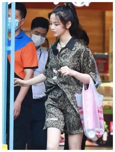 杨超越下车照被疯传看清她抬腿状态直男都动心了