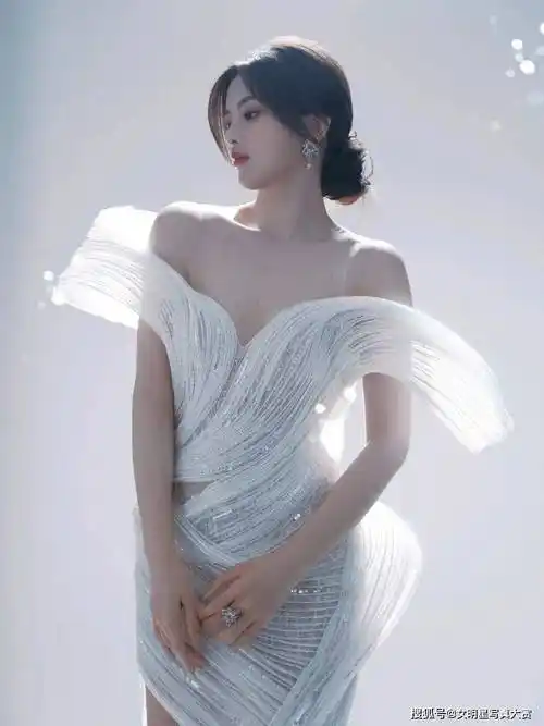 杨超越身上这件裙子是hacchic couture 2024春夏系列中的款式.