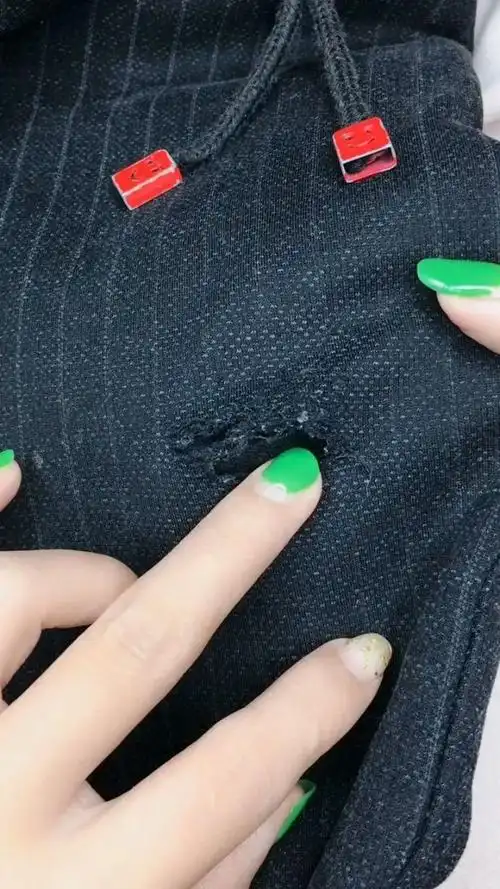 宝宝裤子膝盖处破了个洞,这样补完全不留一丝痕迹