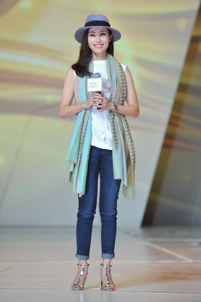 原创李嘉欣的无袖t恤搭配经典牛仔裤看上去十分具有淑女气质真美