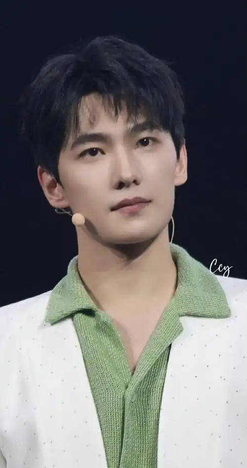 杨洋发布会现场状态##杨洋演我晚睡日常