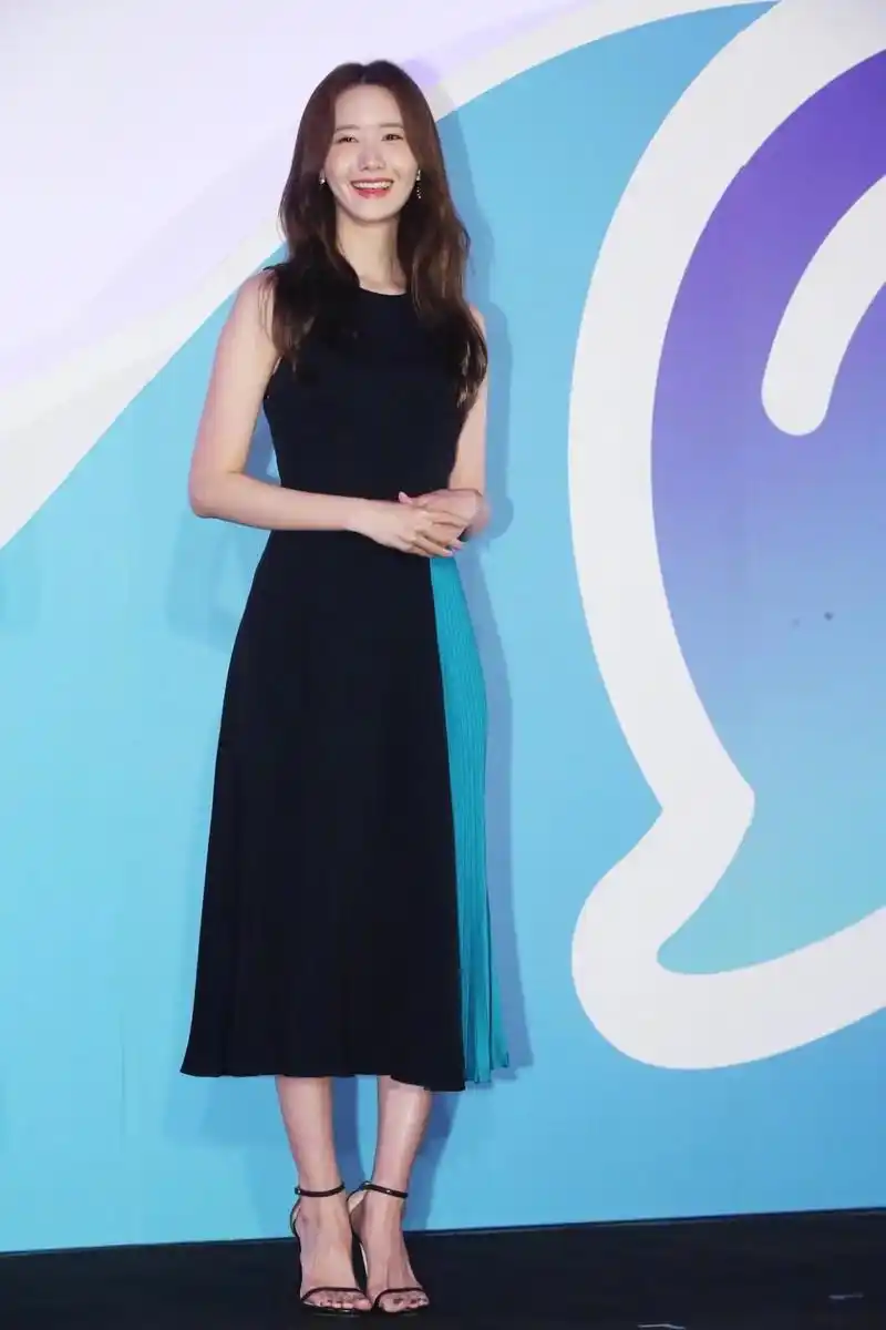 林允儿真美!蓝色抹胸纱裙