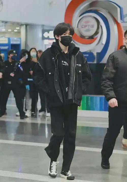 宋亚轩机场出发饭拍 all black造型穿搭,发型又奶又拽!__财经头条