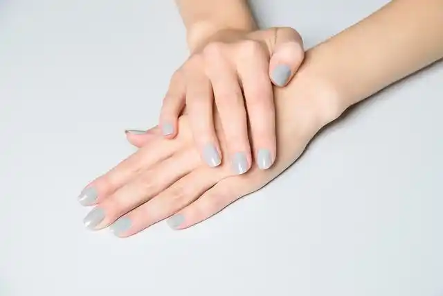 相信很多重视手部护理的姐妹,一人拥有白皙嫩滑的双手,而不重视手部