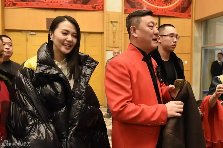 韩磊和谭维维所唱的歌曲《不忘初心》是零点钟声敲响前的最后一个节目