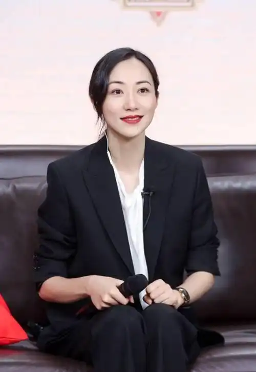 真是佩服韩雪的气质!黑色西装搭配白色内搭,干练职场风让人上头