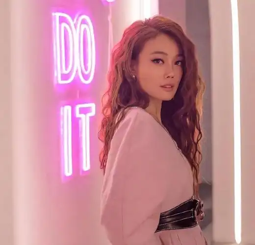 容祖儿神秘恋情曝光!女友身份惊艳亮相,粉丝们会否心痛离去?