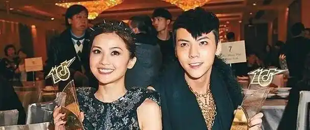 阿sa和陈伟霆随着时间发现越来越合拍,她也十分照顾他,基本吃住都是她