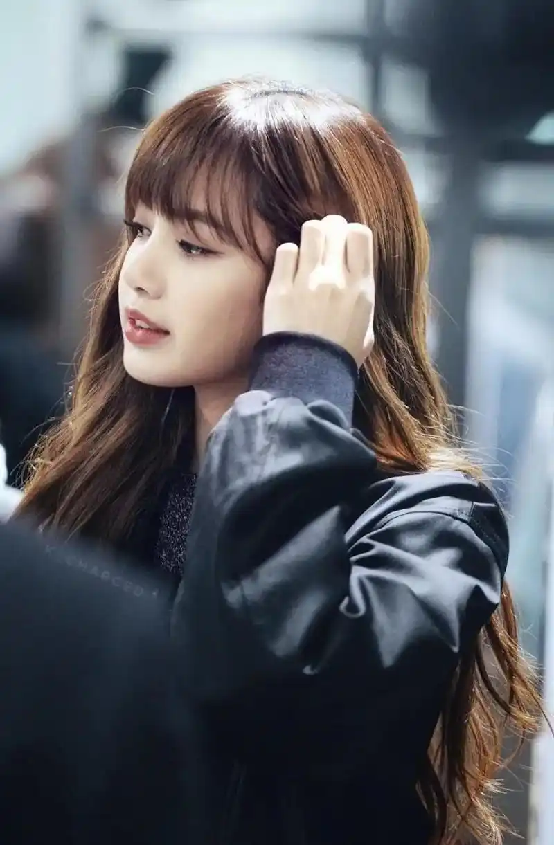 blackpink女团成员lisa不仅是一位舞蹈实力超群,身材完美的天才舞者