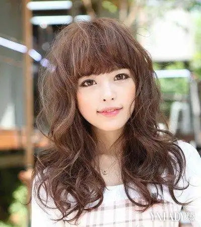 头顶蓬松头发图解让一成不变的发型变得时髦起来