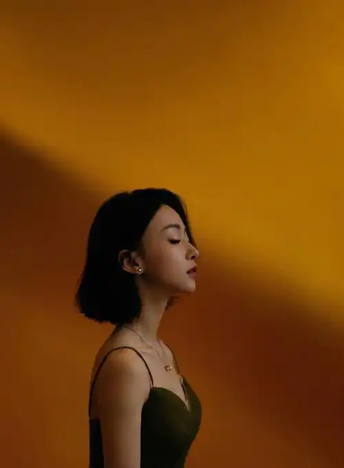 吴谨言晒短发造型