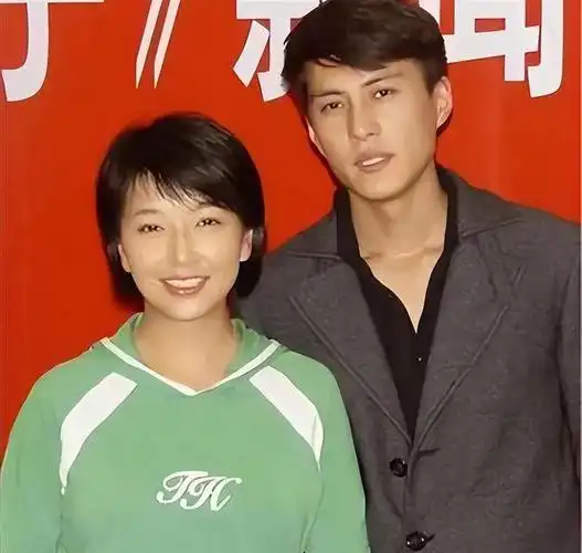 26岁演技被夸的李佳,二婚嫁靳东,高龄生下两子,如今被