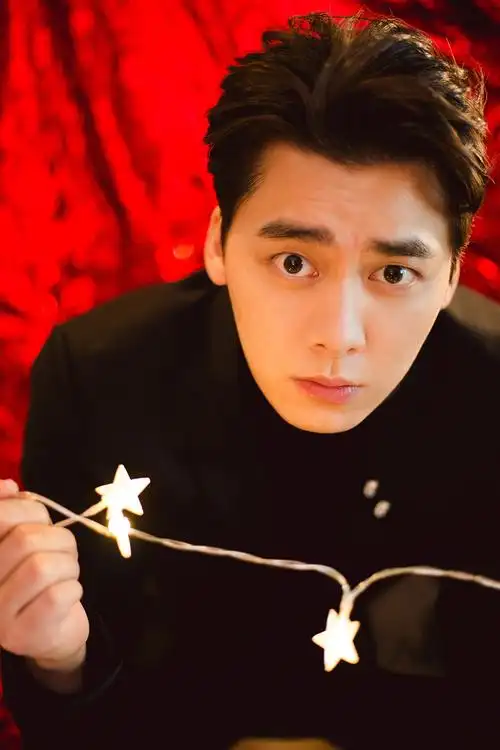 李易峰获"今日头条年度爆发力演员",自曝心目中最帅的人竟然是……_一