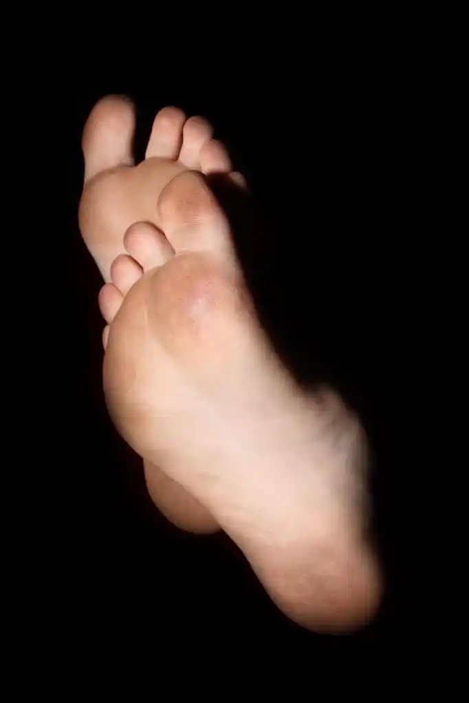 赤脚,赤脚在黑色背景上的青少年