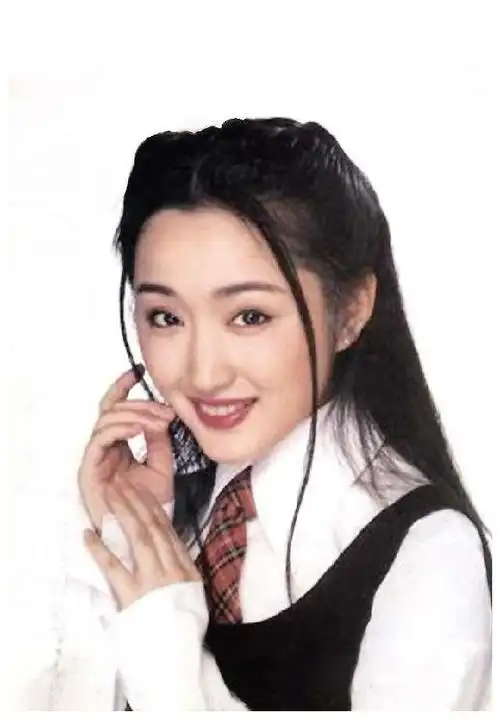 杨钰莹作为90年代的甜歌皇后,人美歌甜,一首《轻轻地告诉你》惊艳了