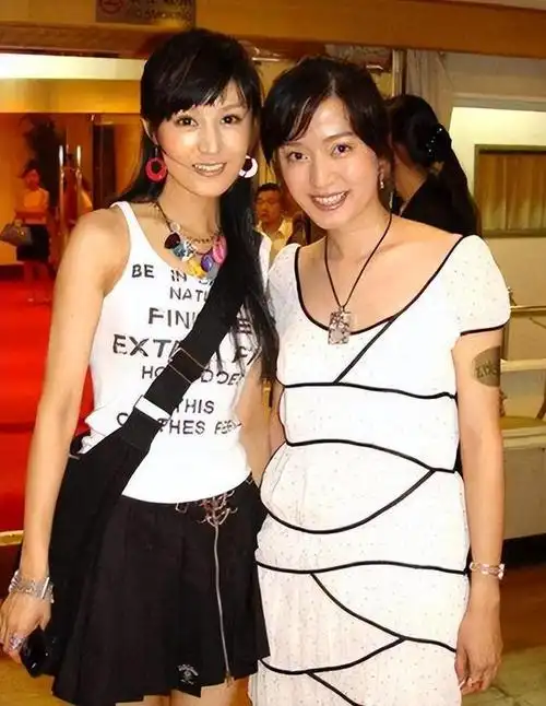 陆毅和鲍蕾随后携妹妹观看了他演出的话剧.