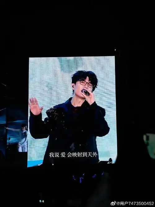 许嵩素颜4万人大合唱