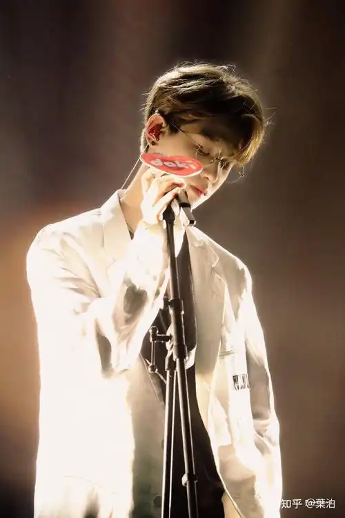 黄明昊的舞台表现力怎么样? - 知乎