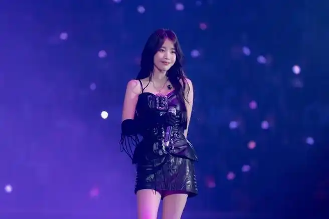 韩语大合唱洗礼歌手iu世巡第四个城市新加坡演唱会完美落幕.