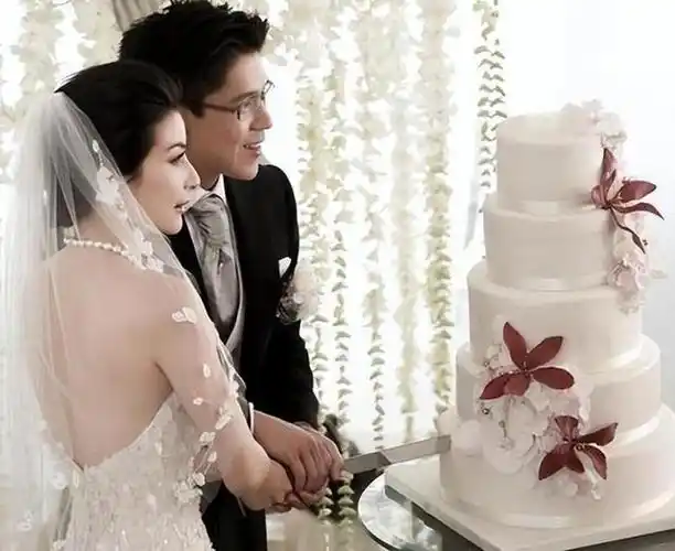 郭晶晶这张结婚照太漂亮啦!她坐中间就一位像皇室公主