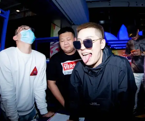 网红白小白拉团队抖音直播人气突破10w