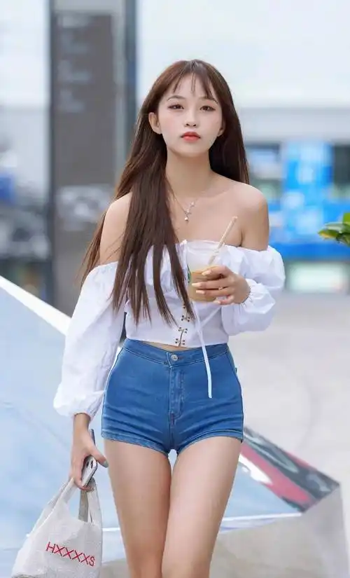 街拍:白色抹胸上衣搭配牛仔热裤,清新自然的夏日穿搭!_魅力_设计_美女