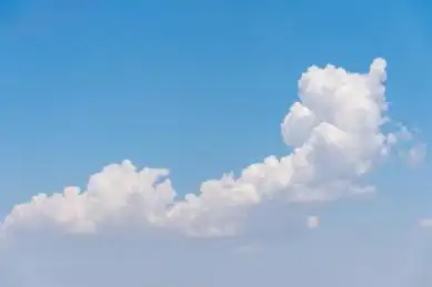 蓝天上的大朵白色云朵特写