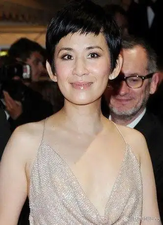 邱淑贞与吴君如,同穿黑色裙差4岁气质却不同,一个温婉一个典雅