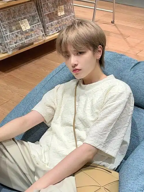 男生染完亚麻色帅到爆的发色