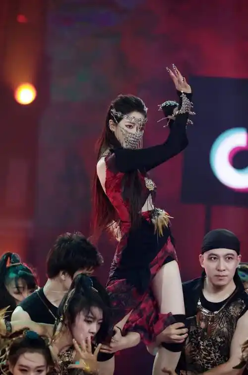 姜贞羽《蒙面舞王》化身"天外来物" 热情舞动展现神秘野性舞台_舞蹈