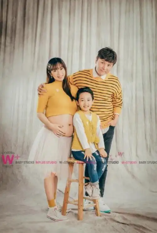 朱桢老婆洪燕42岁朱桢晒产房照官宣二胎