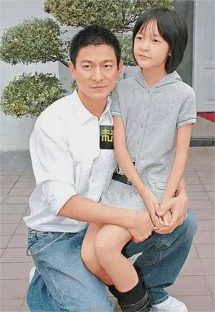 这次的高清正脸照曝光,让更多的人看到了刘向蕙的成长和才华.