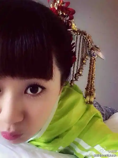 杨紫有谁能拒绝一只嘟嘟嘴的杨紫呢