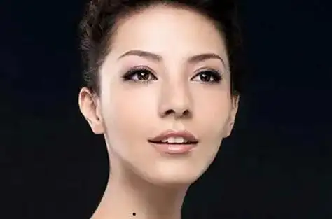 【脖子中间有颗痣代表什么】1,脖子正中长痣脖子正中长痣的是富贵命