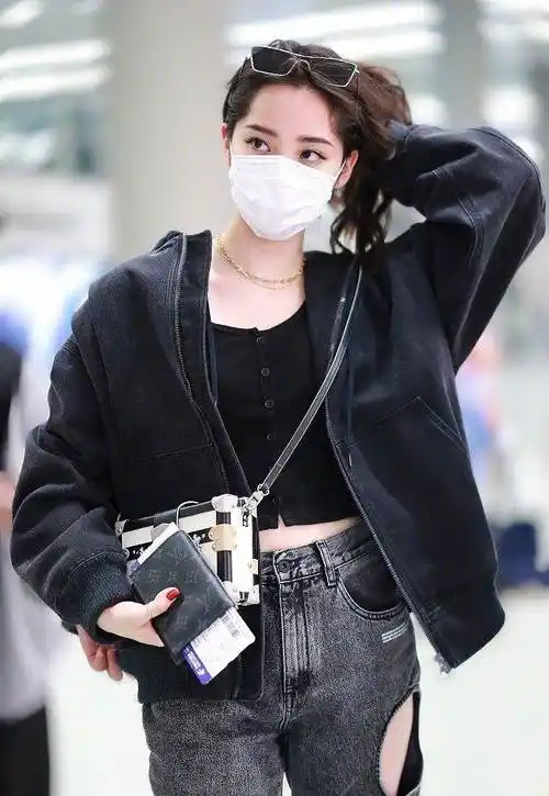 "酷潮"小妹欧阳娜娜上线,近日,美少女欧阳娜娜独自一人现身上海机场.