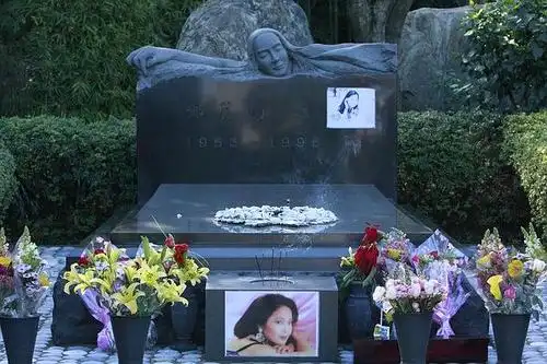 肃穆的陵园 邓丽君的墓地前鲜花不败  很多人还记得她