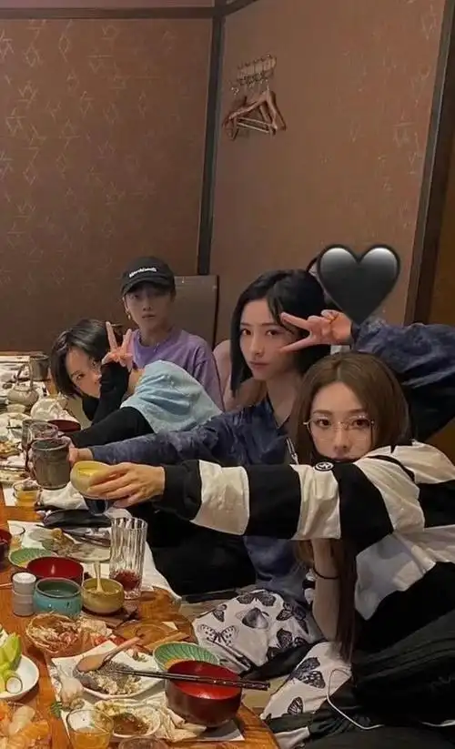 青春有你2the9聚餐合照曝光却引发网友争议难道刚出道就单飞