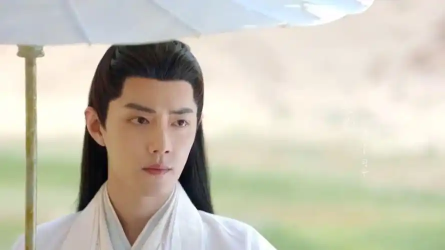 《玉骨遥》肖战白衣撑伞从天而降好仙好美,与任敏一花之恩结宿命姻缘