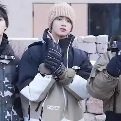 我孩子每张合照里都赢了…  又萌又帅的  #和刘耀文一起拥抱春天