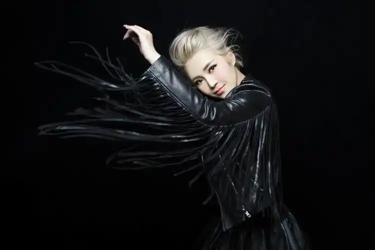 p>崔子格(queena),6月25日出生于新疆乌鲁木齐,中国内地流行女歌手