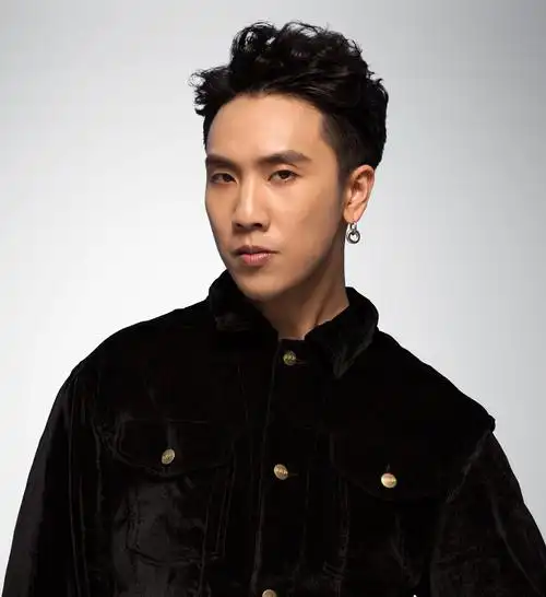 p>陈乐基(rocky chan),1985年4月16日出生于中国香港,中国香港男歌手