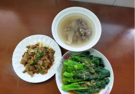 广东普通家庭的午餐,两菜一汤,食材简单,营养搭配均匀